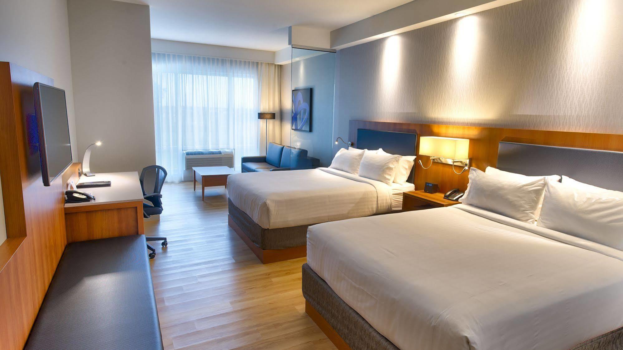 Holiday Inn Express & Suites Vaudreuil-Dorion By Ihg Exterior photo